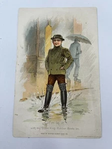 Victorian Trade Card Storm King Botas de Goma Niño y Hombre bajo la Lluvia Escena Urbana - Imagen 1 de 4