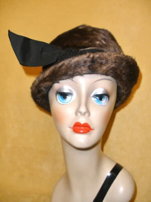 Sombrero de vestir de fieltro de lana peluda marrón y negro de Elsa Schiaparelli con acento de cuentas Foto 1 de 4