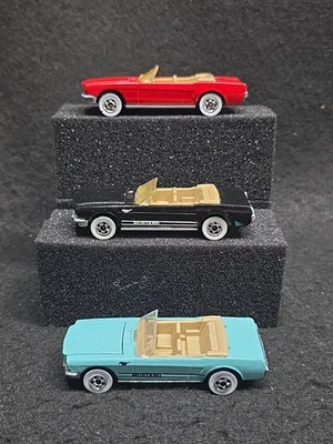 Lote de variación de color convertible Mustang Hot Wheels '65 - rojo, negro y verde azulado Foto 1 de 4
