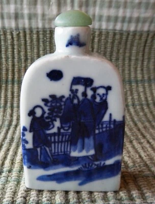 Garrafa de rapé chinesa azul e branca sob esmalte com tampo de jade verde - Anos 1800 - Imagem 1 de 4