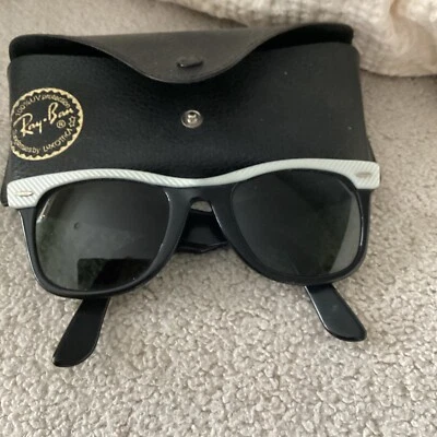 Óculos de sol vintage Ray-Ban RB B&L Wayfarer Pearl Street EUA preto com branco - Imagem 1 de 4