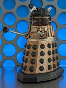 Figura Doctor Who Axis Dalek Strike Squad Time War 5" negra y dorada acabado grande - Imagen 1 de 20