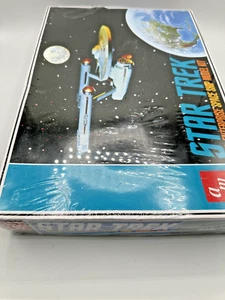 AMT 1296 Star Trek Classic U.S.S. Enterprise 1:650 Model Kit - Picture 1 of 5