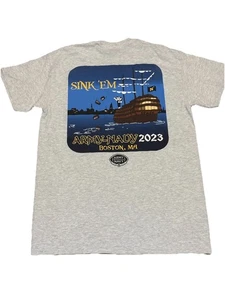 NCAA Army Vs Navy 2023 Sick Em Herren Größe Medium T-Shirt grau EUc - Bild 1 von 5