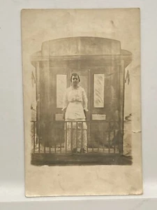 Echt Foto Postkarte RPPC Frau schönes weißes Kleid La Crosse, Wisconsin 1910er - Bild 1 von 3