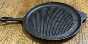 GOLD COAST 11" CAST IRON GRILLING GRIDDLE HANDLED SKILLET WITH DRIP SPOUT - Picture 1 of 9