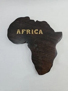 Decorazione parete casa legno intagliato a forma di AFRICA lettere ottone "AFRICA" 7" x 6,5" - Foto 1 di 6