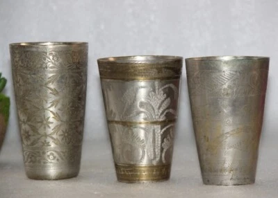 Antigua taza de vidrio de latón original antigua hecha a mano grabada 40 Foto 1 de 4