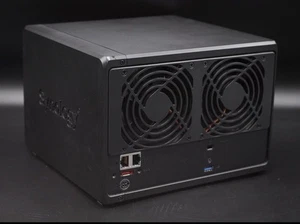 Synology DiskStation 1019+ NAS (5 bay), 3x 4TB WD Red HD, 2x 512 SSD Cache - Photo 1/12