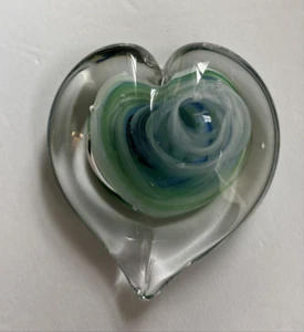 Mundgeblasenes Kunstglas grün & blau Wirbel Herz Briefbeschwerer 3 x 3 1/2" - Bild 1 von 6