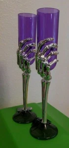 2 Bicchieri Vino Ossa Scheletro Argento Mano Plastica Viola Prop Bevanda Halloween  - Foto 1 di 6