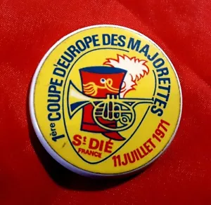 ANCIEN BADGE/PINS 1 ère coupe d'Europe des Majorettes St Dié le 11 Juillet 1971 - Foto 1 di 2