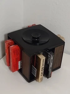 Cassette Tape Spinner Carousel Holds 20-32 Tapes Plastic Faux Wood Vintage - Imagen 1 de 5