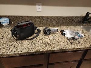 Canon Vixia HF R100 HD CMOS Compact Digital Video Camcorder w/ Bag & Accessories - Picture 1 of 6