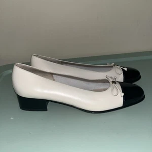 Salvatore Ferragamo Beige Nude Black Colorblock Leather Low Heels W/ Bow Sz 7.5 - Picture 1 of 10