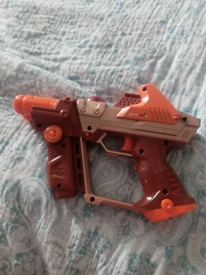 Tiger Electronics Orange Lazer Tag Team Ops Lazer Gun 2004 usado funciona - Imagem 1 de 4