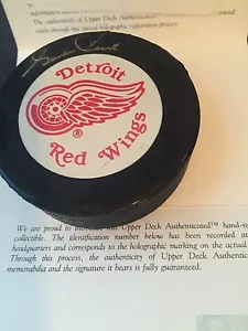 Gordie Howe SIGNED PUCK w/case upperdeck COA Red Wings autographed - Picture 1 of 4