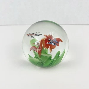 Kunst Glas Briefbeschwerer weiß blau Schmetterlinge rote Blumen grünes Laub 3" - Bild 1 von 6