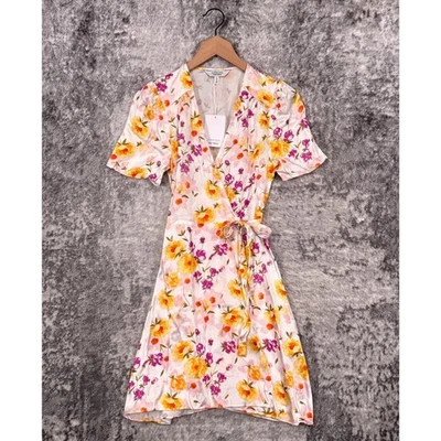 Vestido New & Other Stories 2 para mujer blanco floral satinado envolvente mini Foto 1 de 4