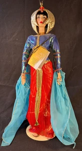 Muñeca reliquia Franklin Mint de colección "La Diosa Isis" con etiqueta, cetro y soporte - Imagen 1 de 13