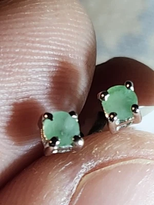 Pendientes de diseñador para mujer de oro blanco rodio sobre plata esterlina esmeralda Foto 1 de 4