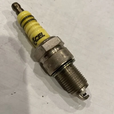 Bujía Accel 496 ranura en U hecha en Japón Foto 1 de 4