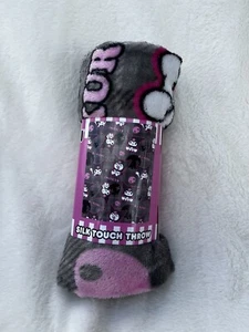 NEW 40” x 50” Sanrio Hello Kitty KUROMI Stars & Skulls SILK TOUCH THROW BLANKET - Picture 1 of 2