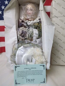 Donald TRUMP PLAZA Erbstück Porzellanpuppe - Bild 1 von 24