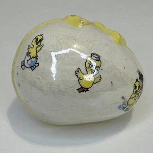 Pinturas de pollito de pájaro de huevo de Pascua de cerámica vintage hechas a mano arco de cinta amarilla - Imagen 1 de 8