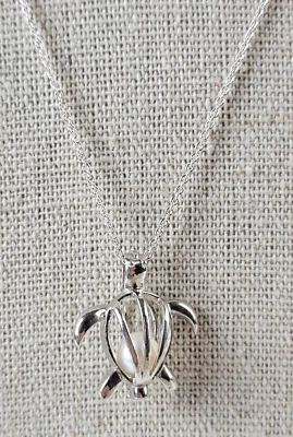 Colar pingente TARTARTARUGA PÉROLA BRANCA NATURAL PRATA ESTERLINA PÉROLAS VANTEL 18" - Imagem 1 de 4