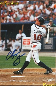 FOTO AUTOGRAFIADA 11x14 de CHIPPER JONES CON CERTIFICADO DE AUTENTICIDAD ROSS'S ROOKIES incl foto - Imagen 1 de 2