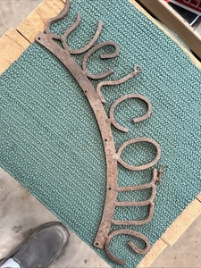 Rusty Primitive Antique Cast Iron Hand Forged WELCOME Sign Hanging Sign - Foto 1 di 12