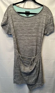 Anthropologie Maeve Riley Wickelkleid grau mit türkisfarbenen Akzenten Größe Medium - Bild 1 von 9