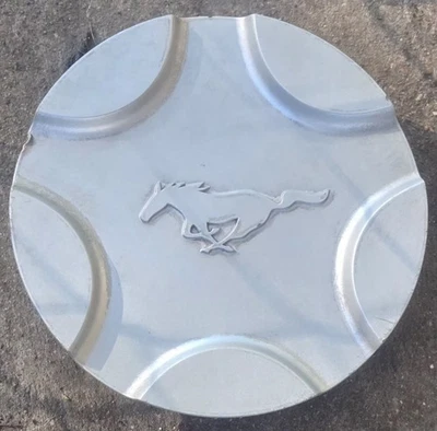 (1) Tampa de cubo central de roda OEM 1999-2003 Ford Mustang GT SILVER #01 XR33-1A096-CB - Imagem 1 de 4