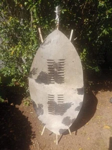 XL 145cm Zulu Shield Dark Brown White Isihlangu Handmade Cowhide Warrior Decor - Picture 1 of 4