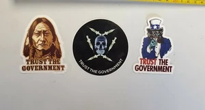 LOTTO DI ADESIVI NEVER TRUST THE GOVERNMENT CONFEZIONE DA 3 ZIO SAM SITTING BULL CRAZY... - Foto 1 di 12