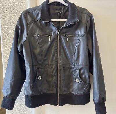 Chaqueta de motociclista New Look para mujer de cuero sintético negra con cremallera manga larga talla grande 1X Foto 1 de 4