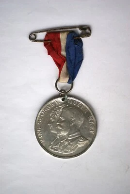 British 1935 King George V Silver Jubilee commemorative medal, private issue - Image 1 of 2
