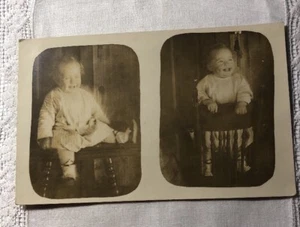 Vintage Echt Foto PC 1913 Baby lachend stehend auf einem Stuhl H-115 - Bild 1 von 4