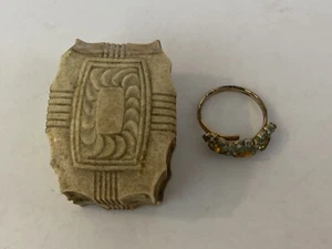 Alter Vintage Kostüm Schmuck Ring mit Steinen in weißem Etui Halter schneller Versand - Bild 1 von 9