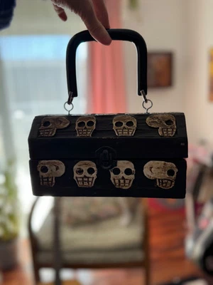 Bolso de Mano Caja de Madera Artesanal - Negro con Diseño de Calavera Blanca, Rockabill Gótico Foto 1 de 4