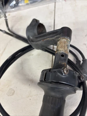 Yamaha FJ1200 1991-1997 OEM guidão direito clipe em cabos de montagem do acelerador  - Imagem 1 de 2