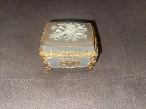 Vintage SANKYO MUSICAL Cameo Music Box Japan PLAYS. READ - Afbeelding 1 van 9