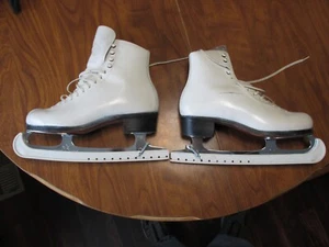 RIEDELL Women's Girls Leather Ice Skates. Red Wing Size W 5 1/2 RR WHITE - Picture 1 of 6