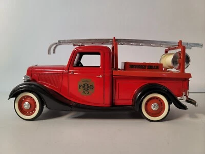 Solido Ford V-8 Beverly Hills Fire Truck 1:19 - Red - Image 1 of 4