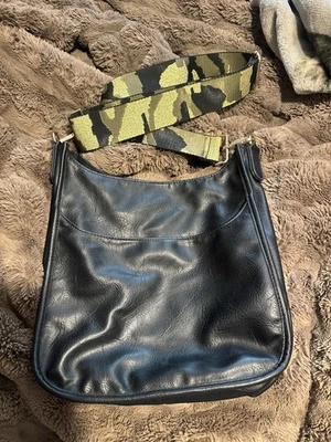 Черная сумочка через плечо с серебряными акцентами и камуфляжным ремешком - Изображение 1 из 4