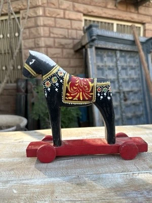 Pintura antiga de madeira esculpida à mão preta miniatura figura de cavalo ambulante - Imagem 1 de 4