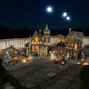 Walmart Dept 18 Villaggio di Halloween Set 2 Porcellana Casa Illuminata più extra - Foto 1 di 21