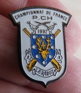 SELTENE PINS FRANZÖSISCHE MEISTERSCHAFT 1992 BALLFALLE DOMAIN DU RABOT ABZEICHEN WAPPEN - Bild 1 von 2