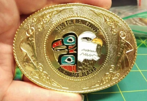 Hebilla de cinturón Anchorage Alaska Fur Rondy 1990 - color dorado con águilas - Imagen 1 de 3
